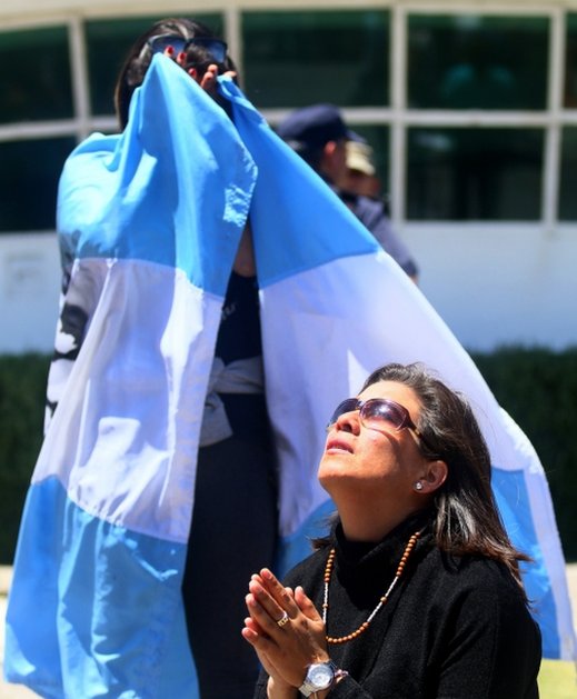 Los familiares de los 44 tripulantes celebraron este sábado un servicio religioso. Los familiares de los 44 tripulantes celebraron este sábado un servicio religioso.