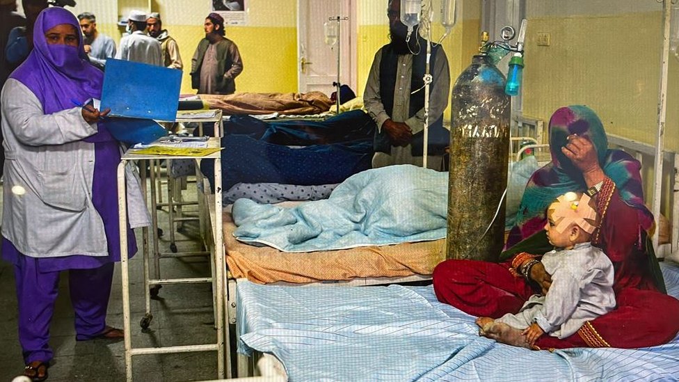 زلزال أفغانستان: حرمان النساء من العلاج بسبب النقص في عدد الطبيبات 2 امرأة مصابة مع طفل في المستشفى