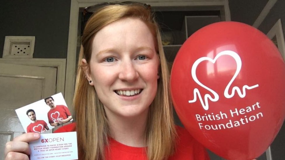Бекки с воздушным шаром British Heart Foundation
