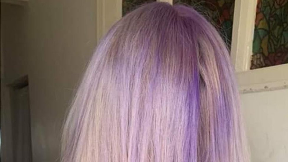 Женщина со светлыми волосами стала фиолетовой