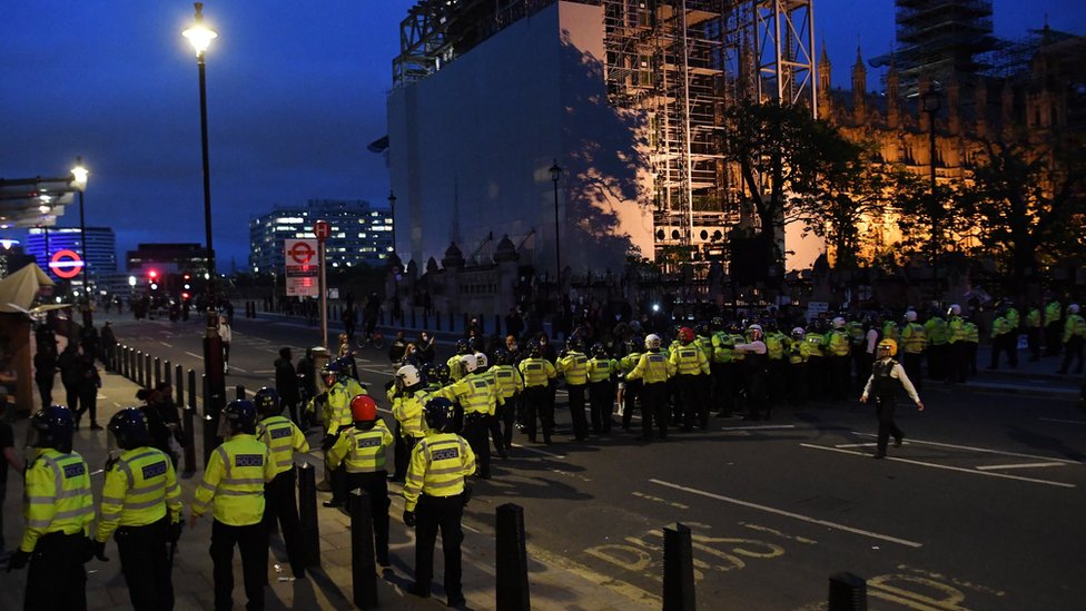 Polisi bergumul dengan demonstran dalam unjuk rasa Black Lives Matter di London pusat.