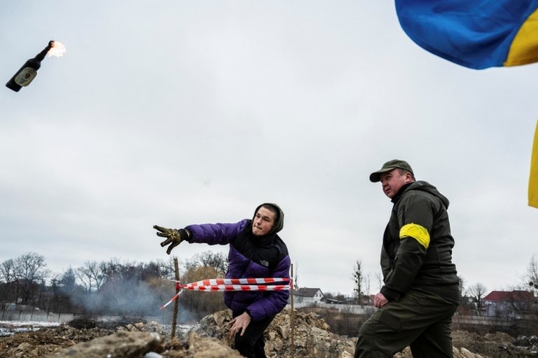 Un civil lanza un coctel molotov en medio de un entrenamiento en Ucrania.