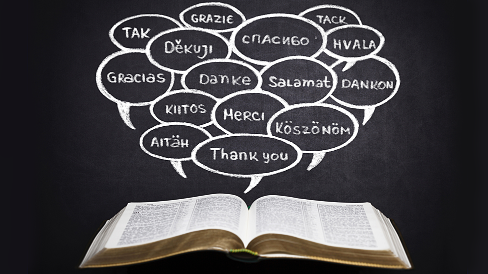 En octubre, en más de un centenar de países le dicen "¡Gracias!" a los maestros. Libro y gracias en diferentes idiomas