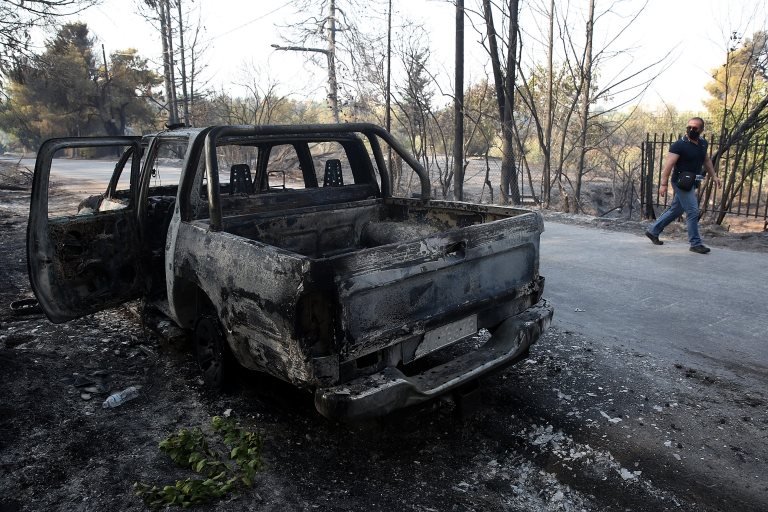 Atina'nın kuzeyindeki yangınlarda yanan bir araç