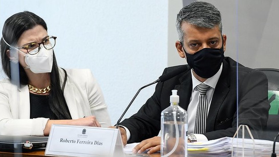 Roberto Dias ao lado de sua advogada na CPI