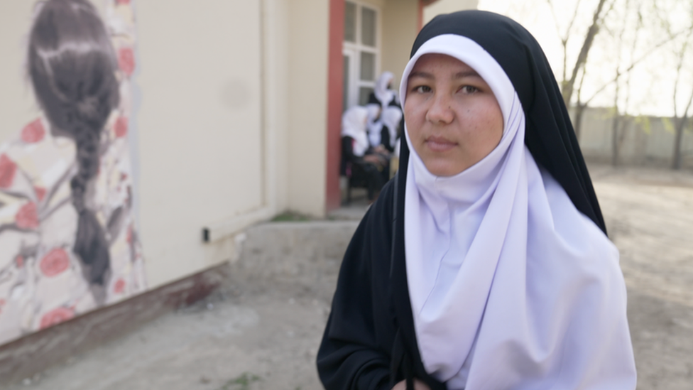 Marzia, una estudiante de la escuela Sayed ul Shuhada en Kabul el 23 de marzo de 2022