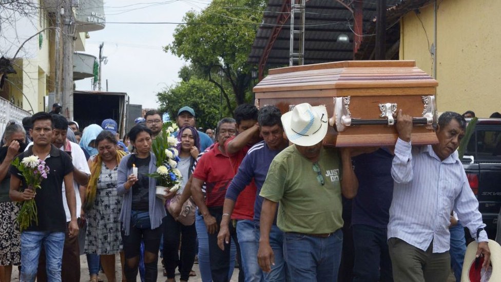 Varias personas en un cortejo fúnebre en San Miguel Totolapan