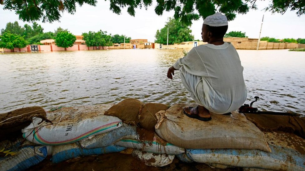 أحد سكان الخرطوم ينظر إلى الفيضانات التي أودت بحياة العشرات على الأقل.