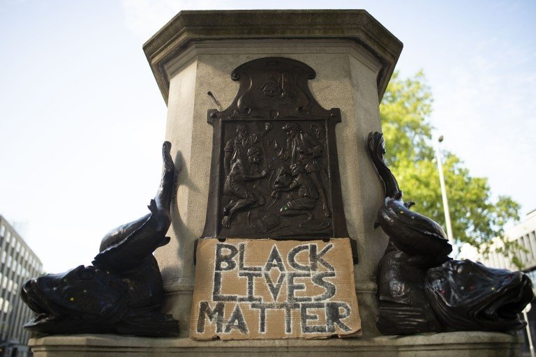 Плинтус остается пустым после того, как протестующие BLM снесли скандальный памятник