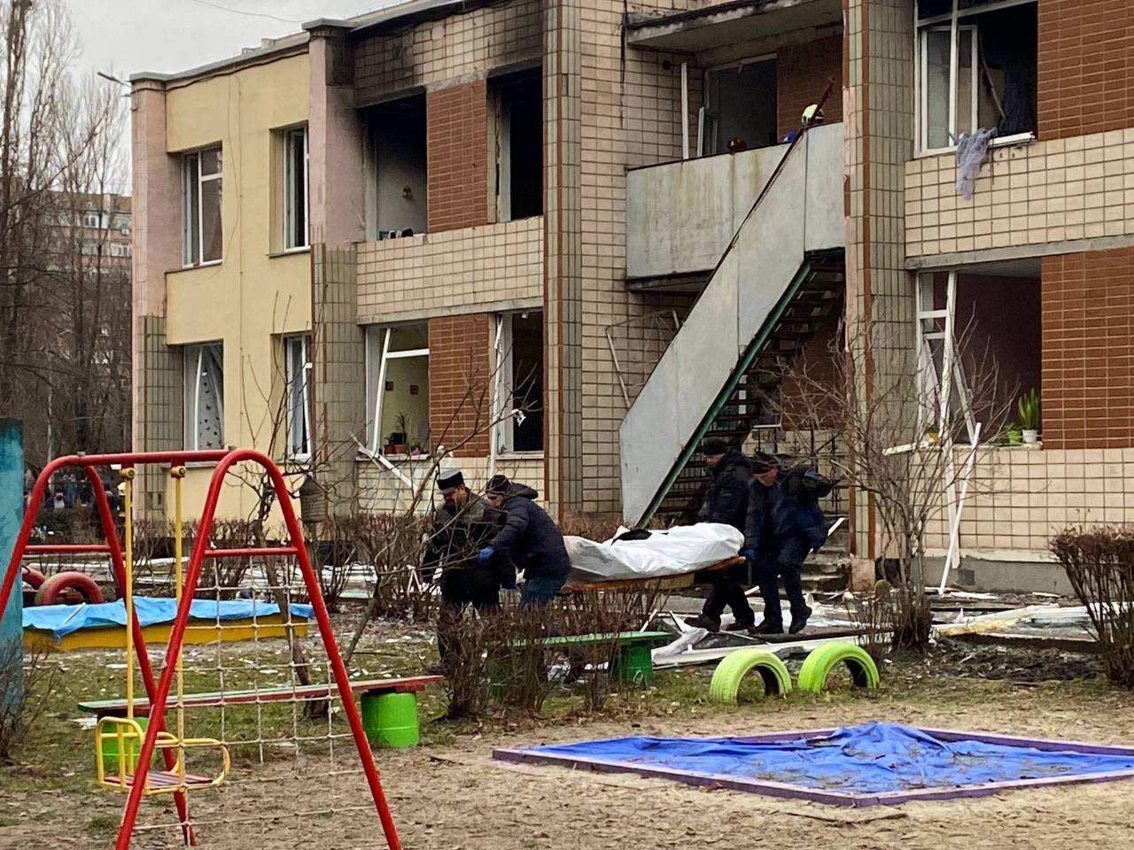 Трагедія в Броварах. Люди несуть іграшки, у дворах збирають уламки ...
