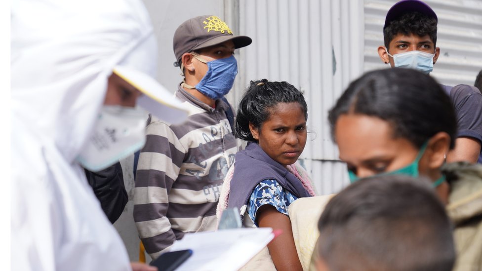 Мигрант из Венесуэлы ждет регистрации на въезде в Памплону 30 сентября.