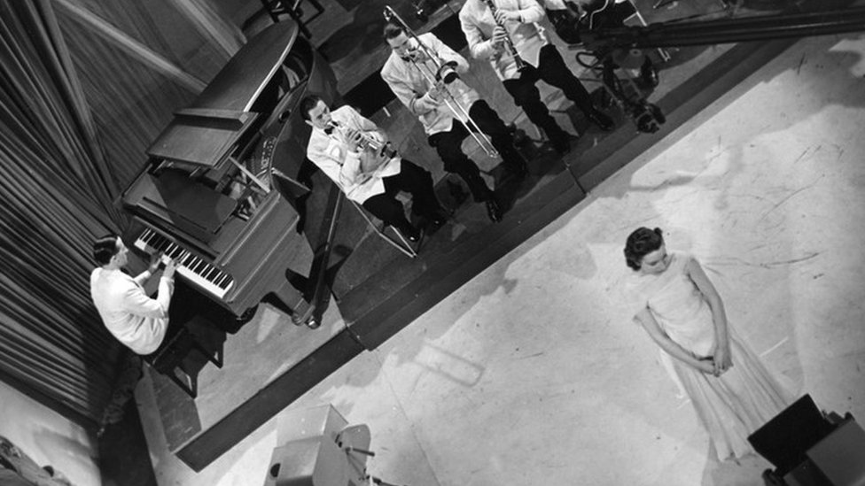 Линн ведет трансляцию с Эмброузом и его оркестром в 1938 году