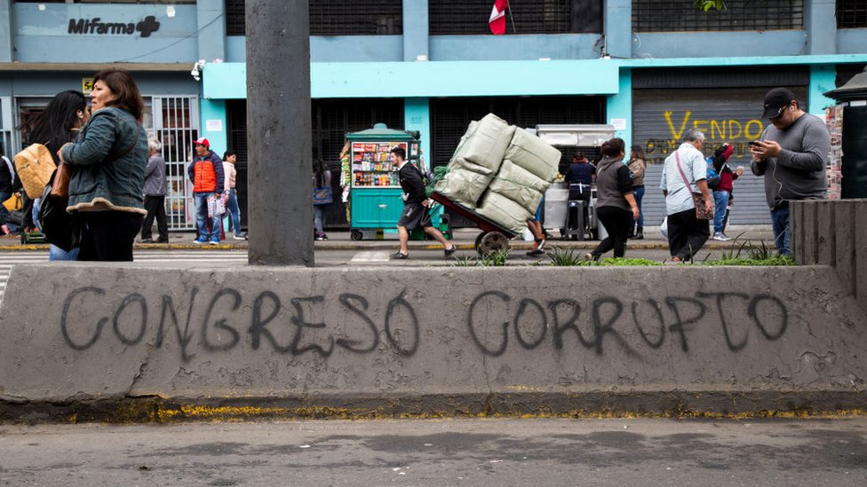 Un muro en Lima con grafiti que lee: "Congreso Corrupto"