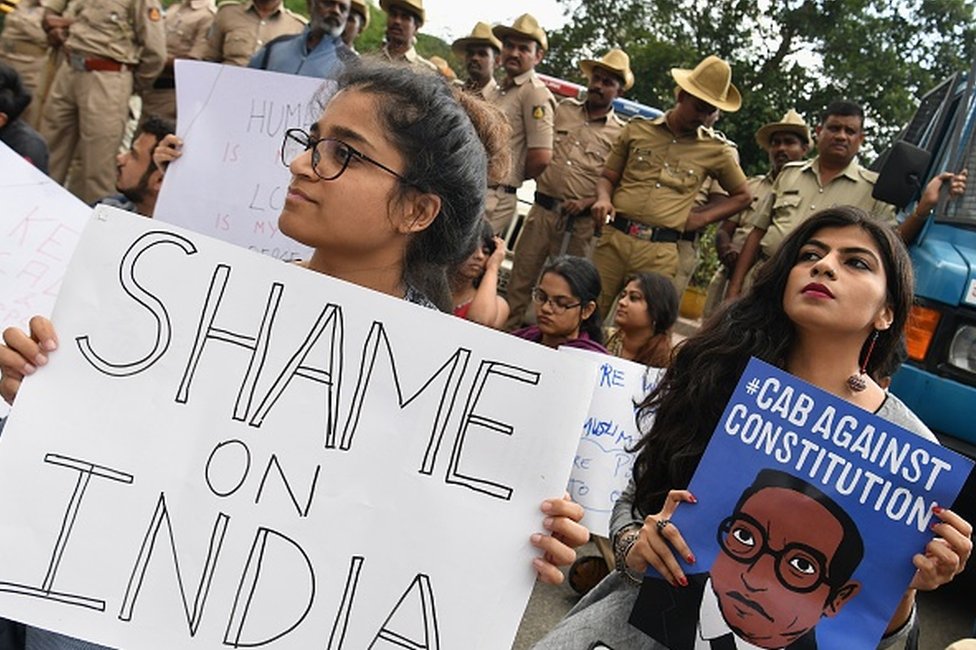 Студенты и активисты держат плакаты и выкрикивают лозунги во время акции протеста против законопроекта о внесении поправок в закон о гражданстве (CAB) правительства Индии в Бангалоре 16 декабря 2019 г.