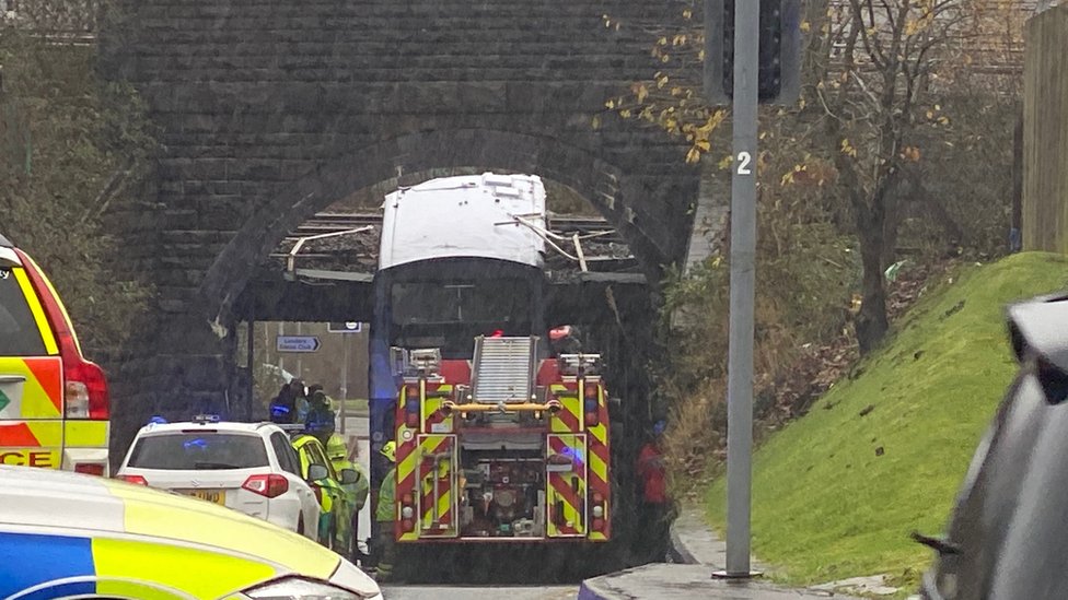 Автобус, который врезался в железнодорожный мост