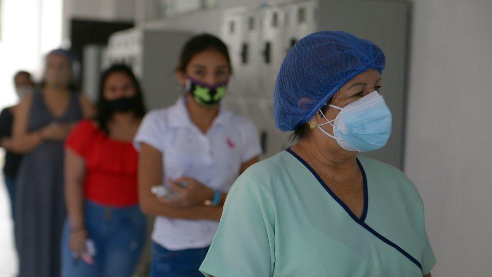 Fila de personas que esperan para votar