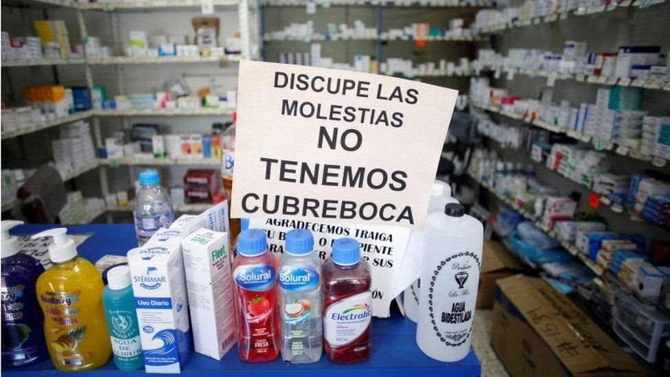 Cartel que dice "Disculpe las molestias, no tenemos cubreboca" en México.