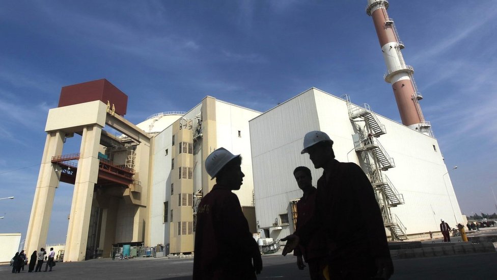 عمال بجوار محطة بوشهر النووية الإيرانية