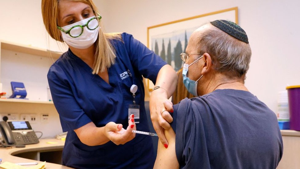 Enfermeira aplica dose de vacina em idoso em Israel