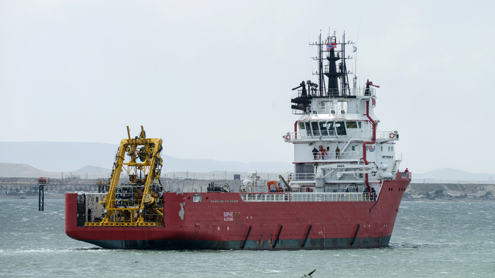 Organizaciones de derechos humanos temen que con mayor presencia de las Fuerzas Armadas en el territorio nacional, mayor será la represión de protestas que, dicen, se tradujeron en la muerte de Santiago Maldonado. Barco argentino