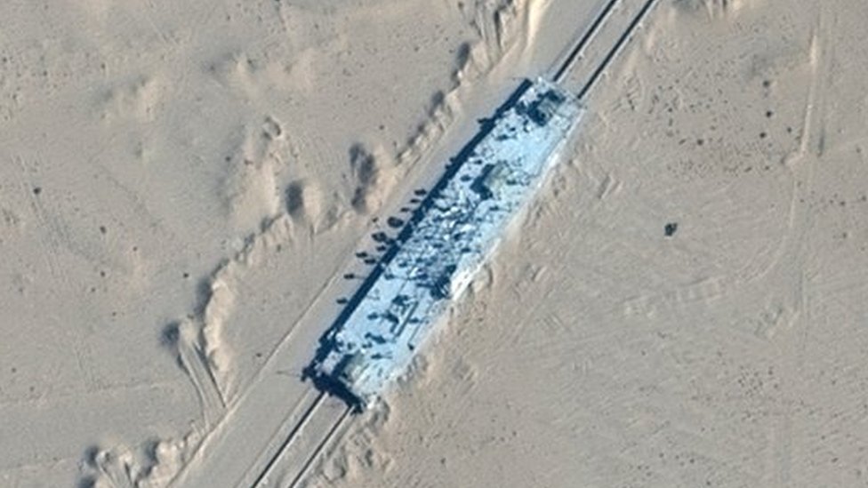 Hình ảnh vệ tinh xuất hiện cho thấy mô hình tàu chiến Mỹ ở sa mạc Trung Quốc
