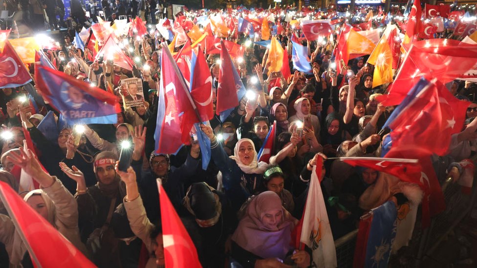 أنصار أردوغان يلوحون بالأعلام