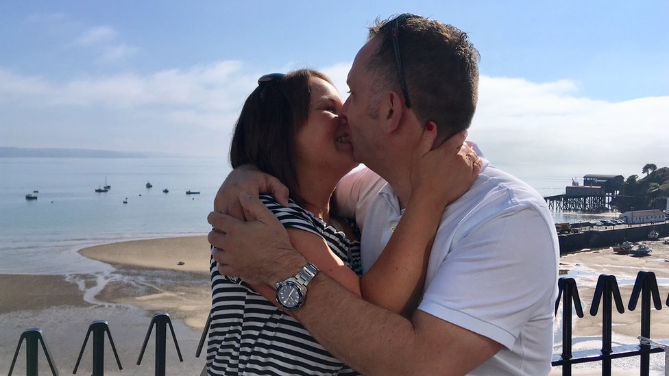 Эмма Корник и Нил Брайерли целуются на пляже Тенби после помолвки