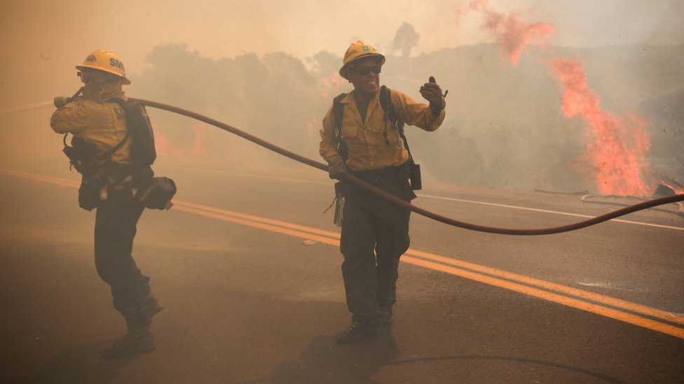 رجال إطفاء حرائق غابات كاليفورنيا