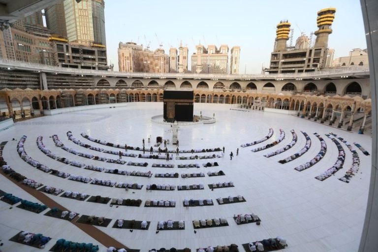 Masjidil Haram masih beroperasi, namun hanya bagi karyawan dan pekerja masjid agung tersebut yang jumlahnya mencapai ribuan.
