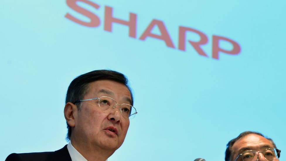 Кодзо Такахаши (слева) - президент японского гиганта электроники Sharp Corporation