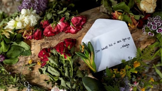 باقات الورود في موقع الجريمة مع رسالة تقول " أرقد في سلام حتى نتقابل مرة أخرى، ناديا"