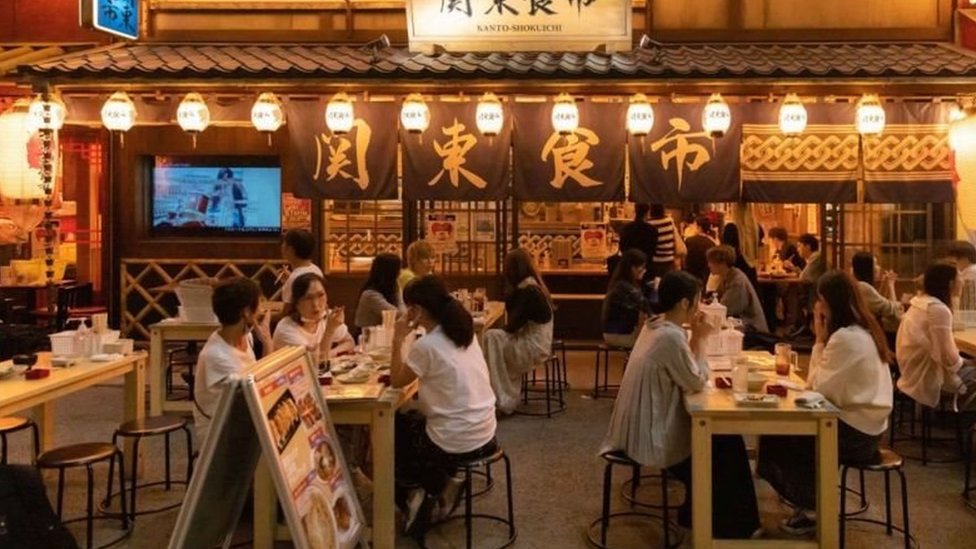 Restoran dan transportasi umum di Jepang sudah penuh.