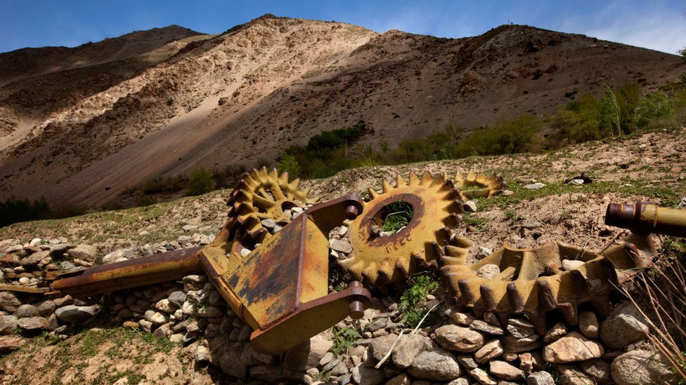 Escombros en el valle de Panjshir de tanques rusos incautados por los muyahidines durante la guerra afgano-soviética de 1979-1989.