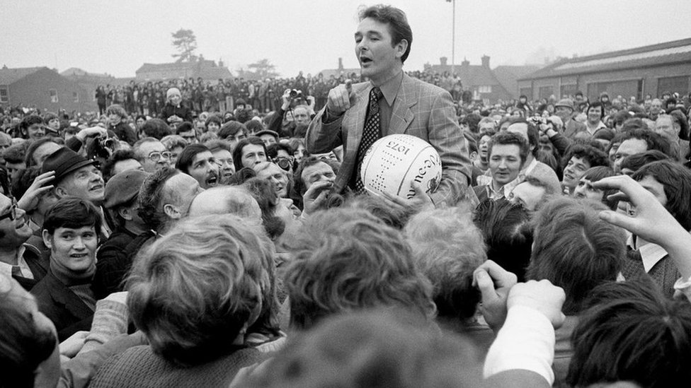 Менеджер Nottingham Forest Брайан Клаф обращается к толпе перед началом игры в 1975 году