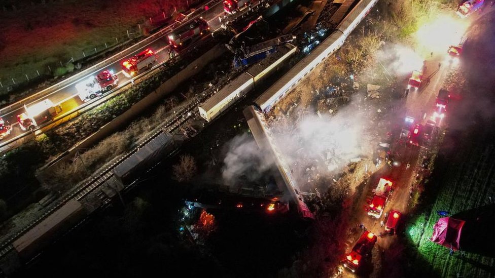 Vista aérea del accidente donde chocaron dos trenes cerca de la ciudad de Larissa, Grecia.