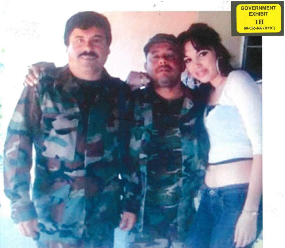 El Chapo son su exasistente personal Alex Cifuentes Villa, y una mujer joven.