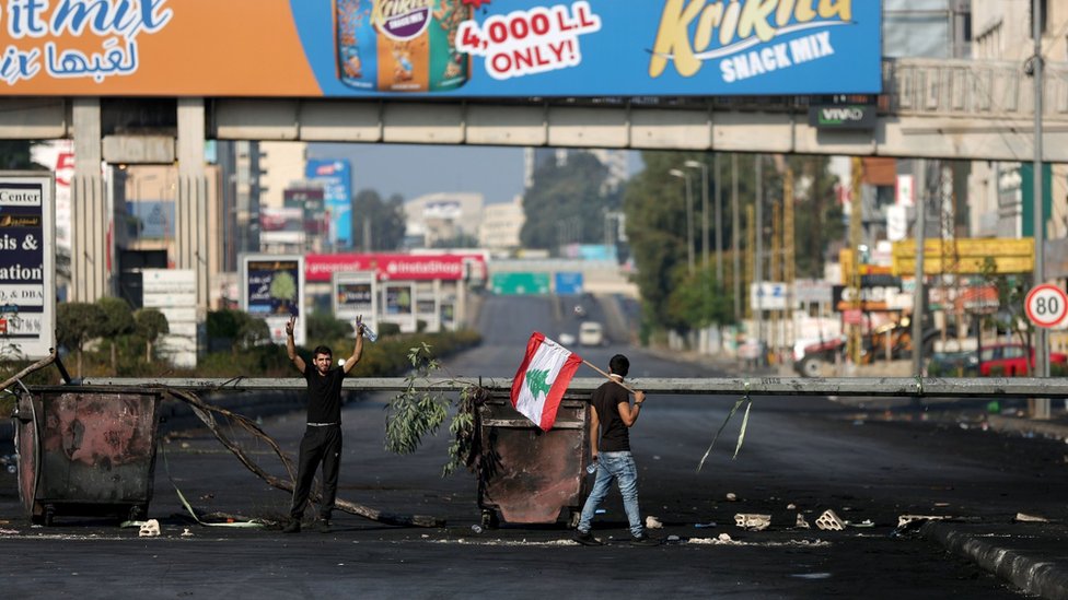 Manifestantes bloquean las vías en Beirut,