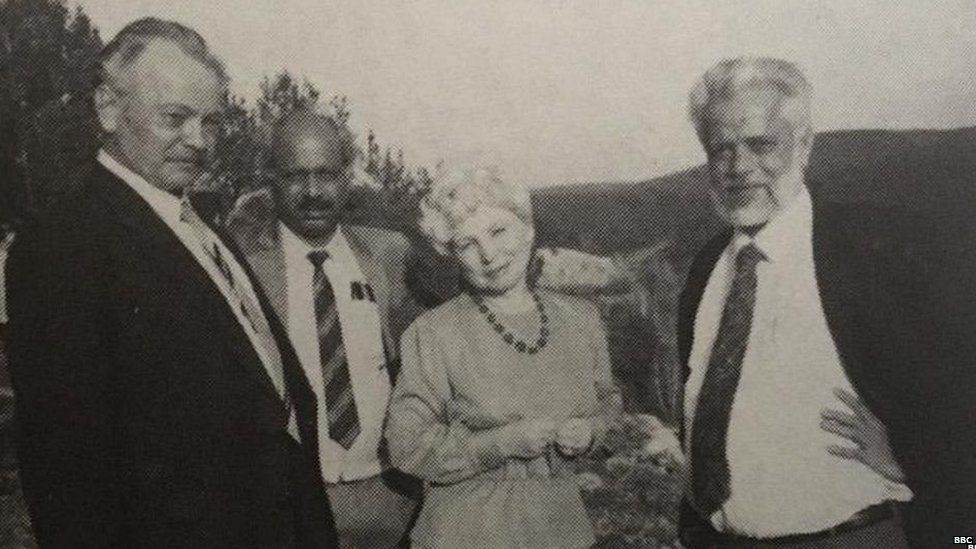 1990 ਦੇ ਸ਼ੁਰੂ ਵਿੱਚ ਰੂਸ ਦੇ ਵਿਗਿਆਨੀਆਂ ਨਾਲ ਨਾਂਬੀ ਨਰਾਇਣਨ (ਸੱਜੇ)