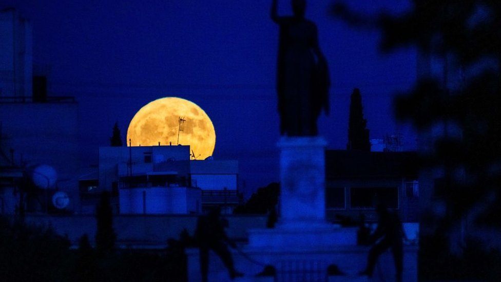 Kıbrıs'taki Nicosia'da dolunay Özgürlük Anıtı'nın ardından yükseliyor