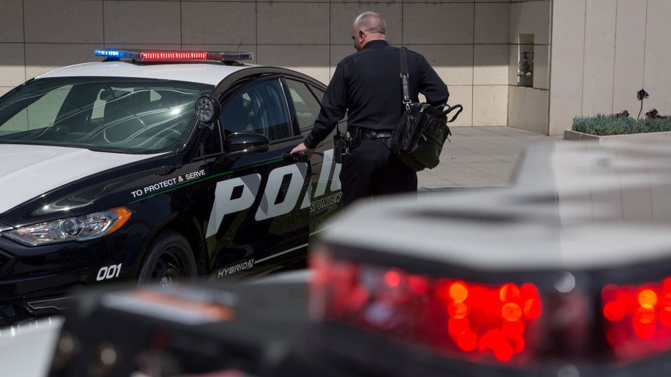 Este tipo de luces son utilizadas por la policía, ambulancia y otros equipos de emergencia. policia