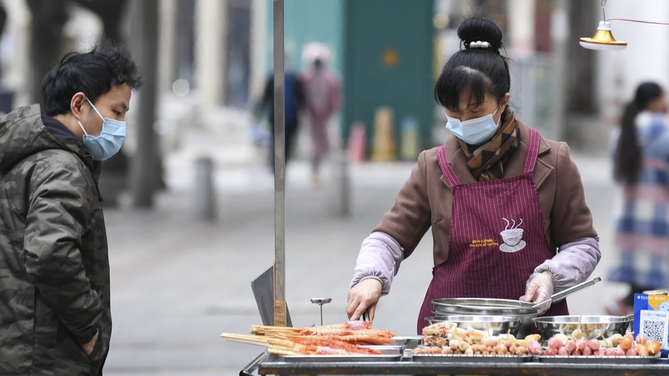 重慶市南岸區居民在一炸串攤選購食品（新華社圖片2/12/2022）