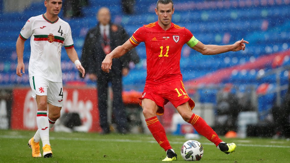 Гарет Бейл играет за Уэльс в матче Лиги наций Европы против Болгарии 6 сентября 2020 г.