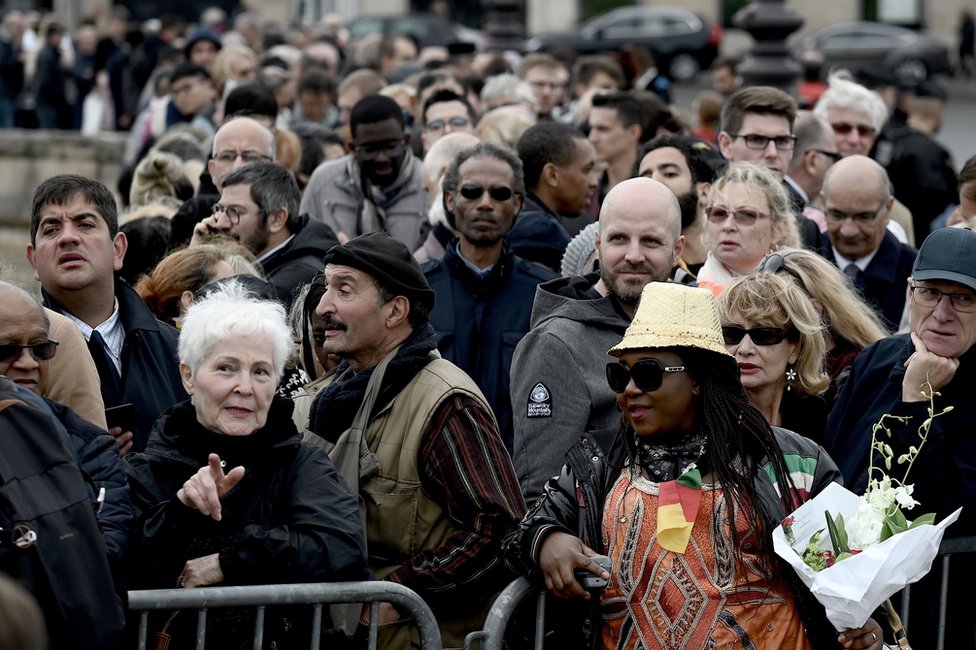 People wait to attend a public ceremony in homage to former French President Jacques Chirac on 29 September 2019.