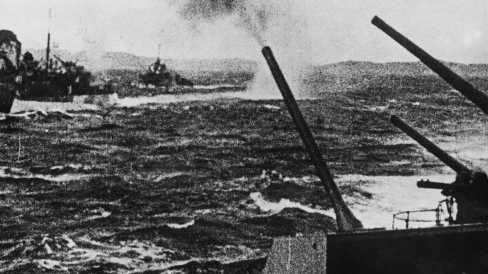 Советские военные корабли стреляют из своих зенитных орудий в защиту конвоя союзников, который подвергается атаке немецкой авиации возле российского порта в Арктике, 4 мая 1943 г.