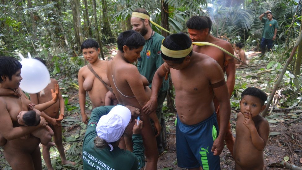 Indígenas recibiendo una vacuna