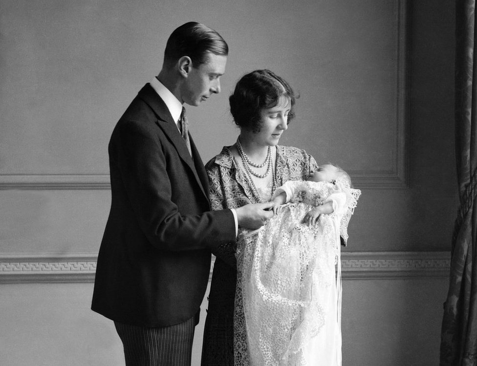 1926年5月，喬治六世和妻子王太后（當時的約克公爵夫人）在女兒伊麗莎白的洗禮儀式上