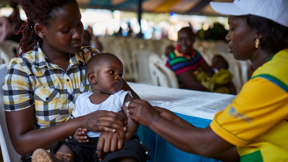Un niño siendo vacunado en Kenia en septiembre de 2019.