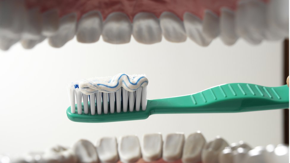 Con tanto plástico, parece tan moderno. Cepillo de dientes a punto de entrar en la boca.