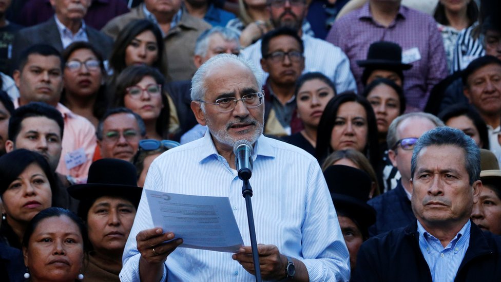 Карлос Меса обращается к толпе 3 ноября
