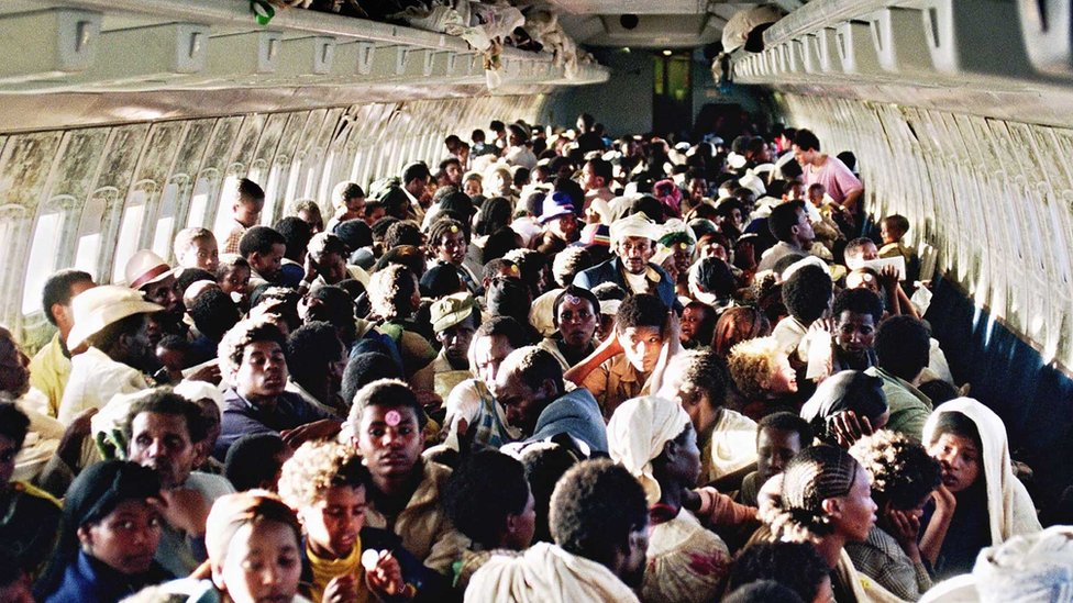 Etiopski Jevreji u ogoljenom Boingu 707 izraelskog vazduhoplovstva tokom prebacivanja iz Adis Abebe 1991. godine